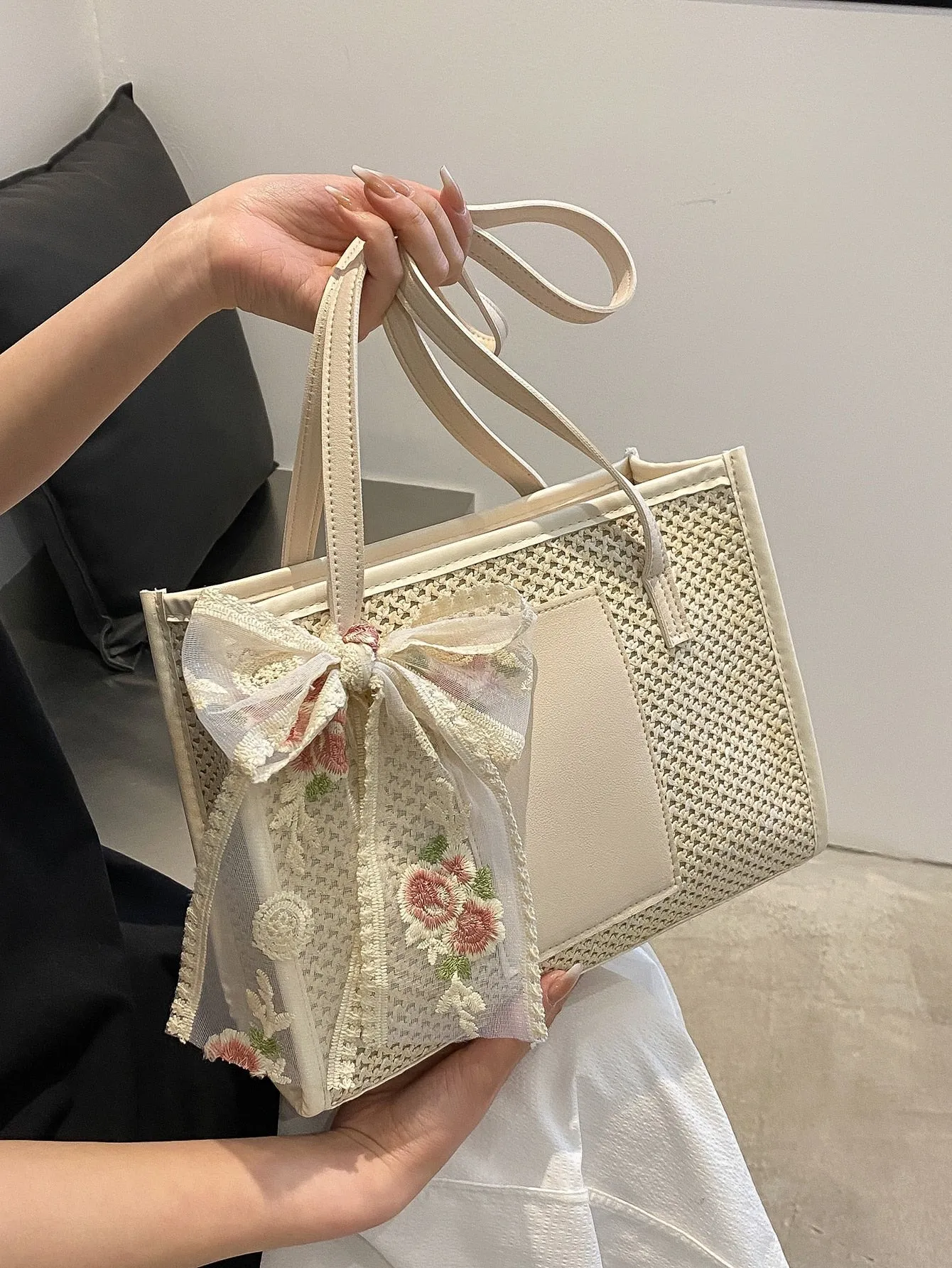 Bow Decor Straw Bag